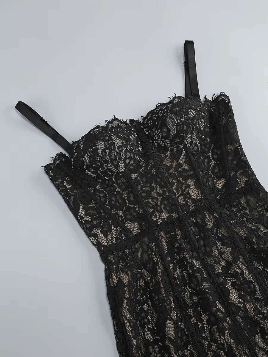 CLAIRE – שמלת תחרה מחטבת באורך מידי עם כתפיות דקות