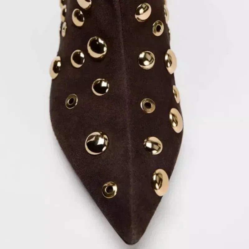 COCO - מגפון עקב מחודד עם ניטים וקפלים