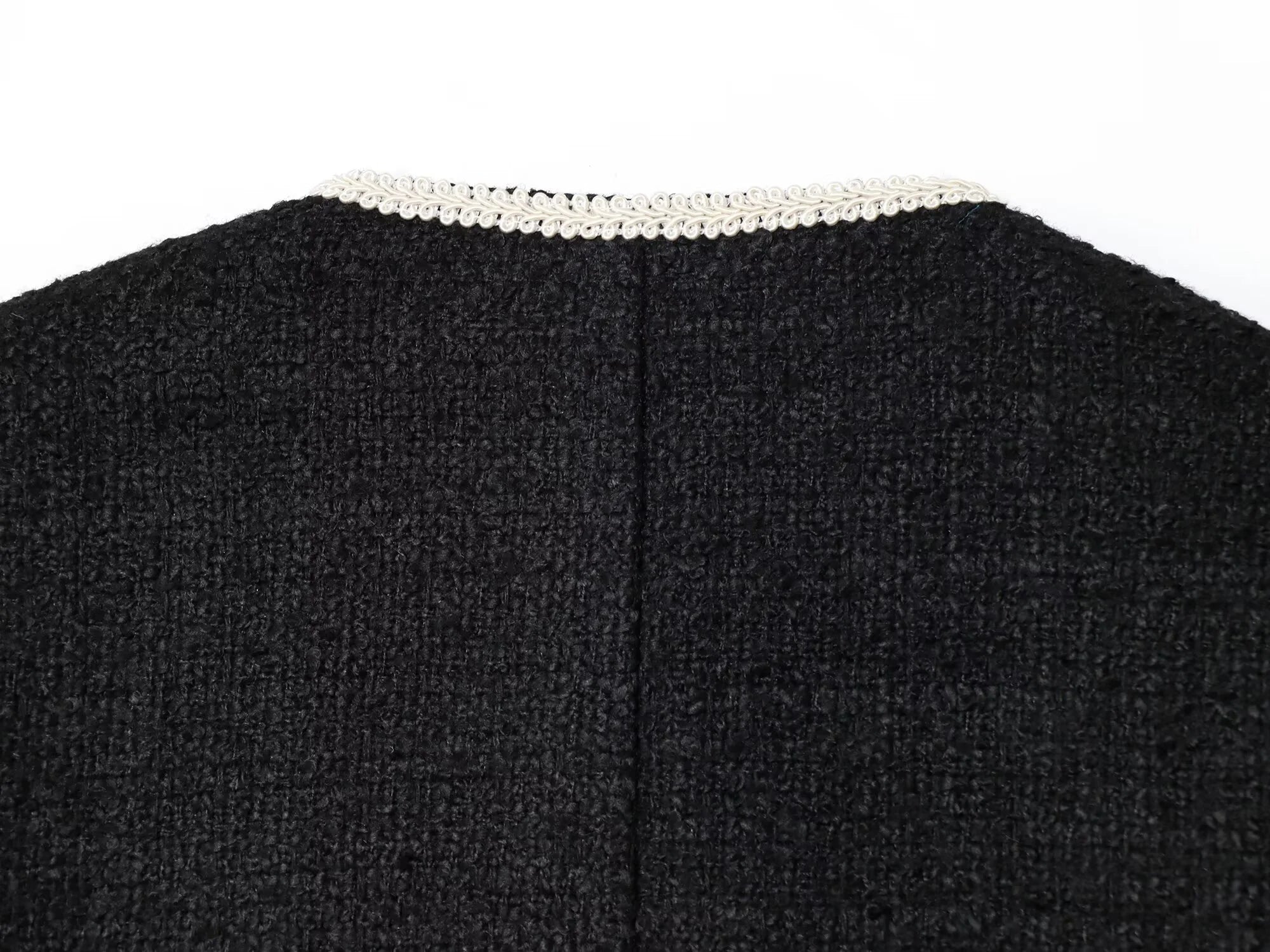 SIA – ג׳קט קצר בקונטרסט אלגנטי עם כפתורים מוזהבים