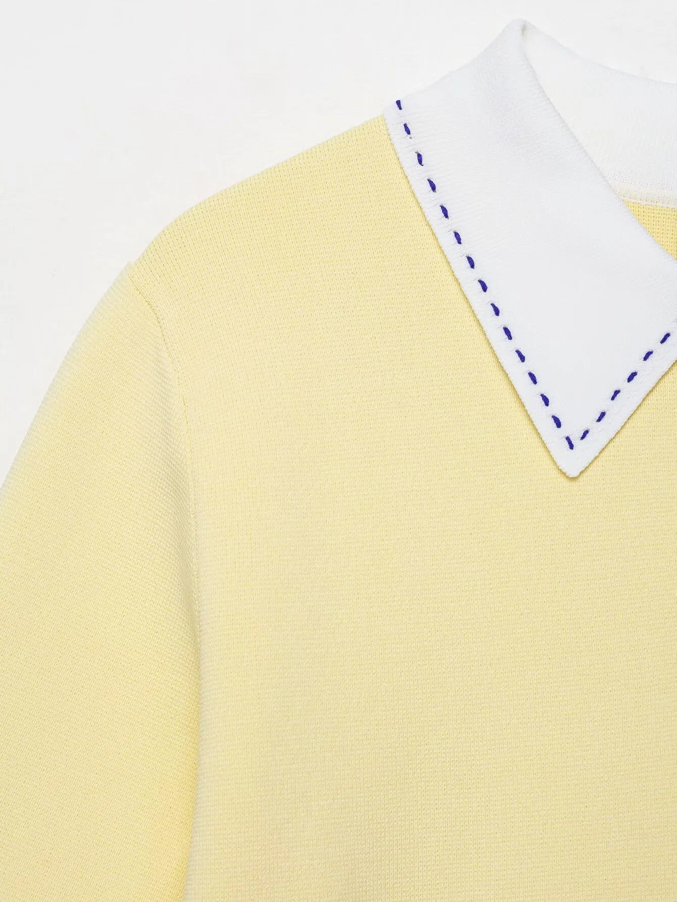 SIENNA – חולצה סרוגה קצרה עם צווארון וכפתורים בעיצוב מודרני