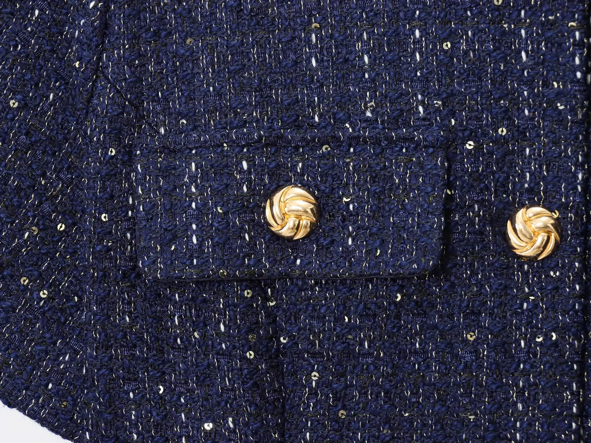 LUMI – חולצה אלגנטית עם חגורה וכפתורים זהב בכחול נייבי