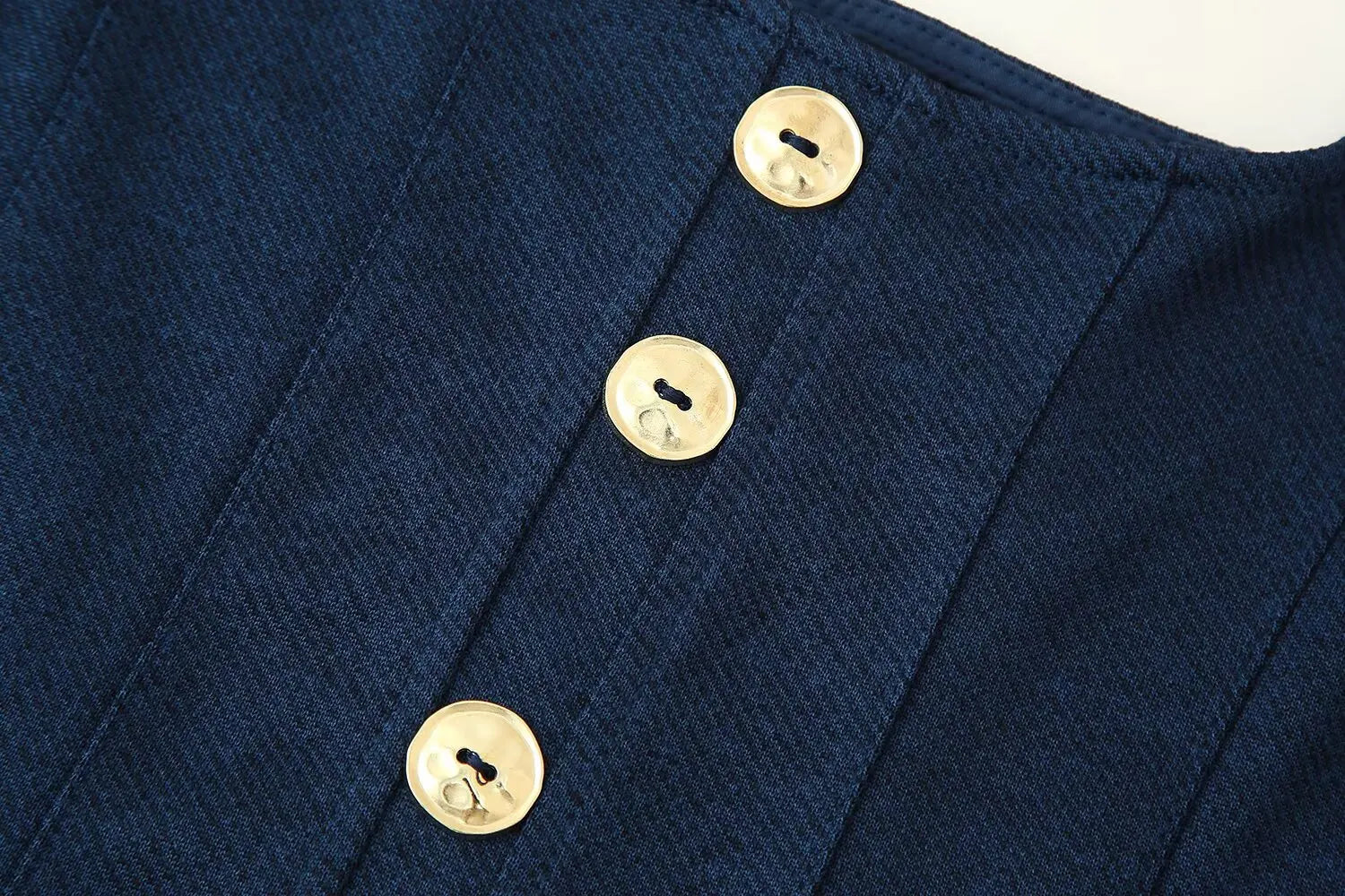 NOELLE – טופ מחויט עם כתפיות וכפתורים בכחול נייבי