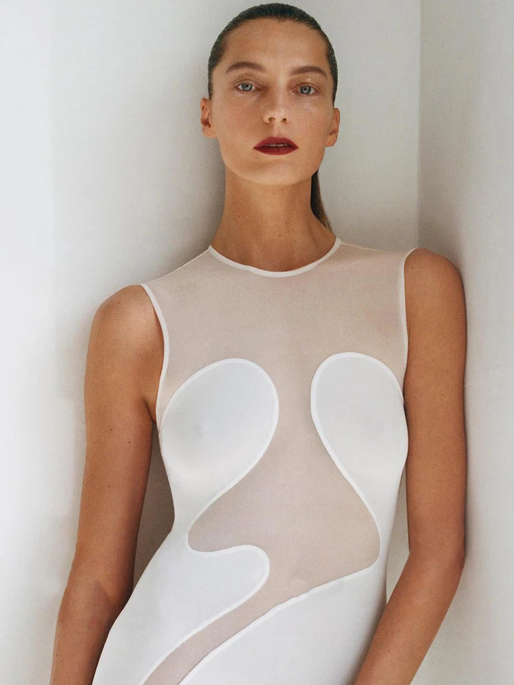 CARMEN – שמלת רשת שחורה־לבנה מחטבת עם מחשוף עגול