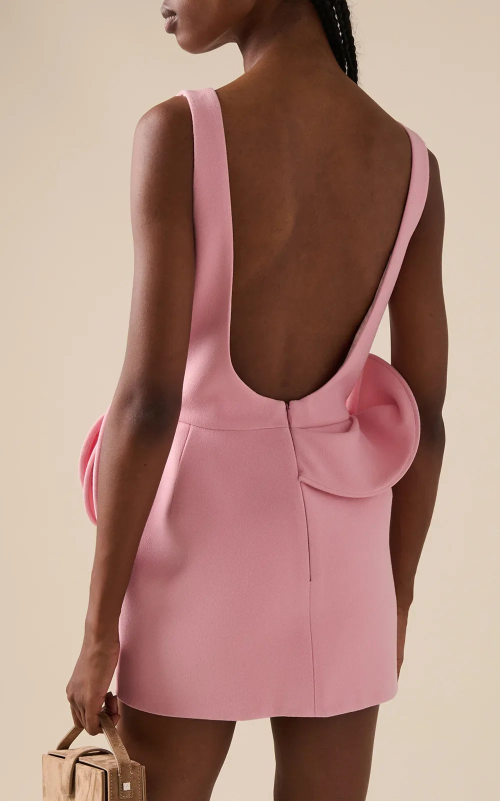 PEARL - שמלת מיני גב חשוף קשת דקורטיבית ללא שרוולים