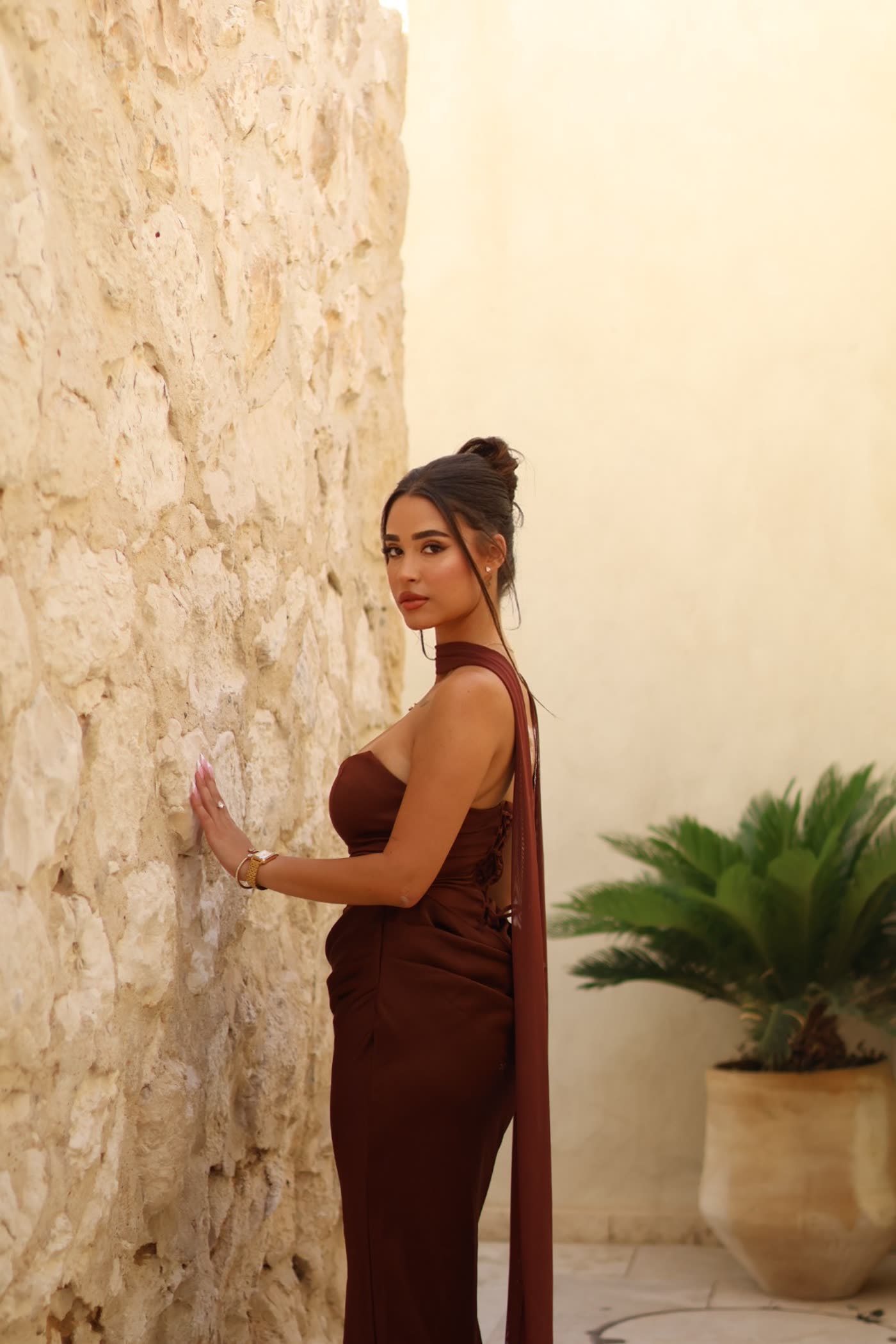 שובל לובשת שמלת מקסי בגוון שוקולד של CHIC LILA עם צעיף תואם, לוק לערב ראש השנה