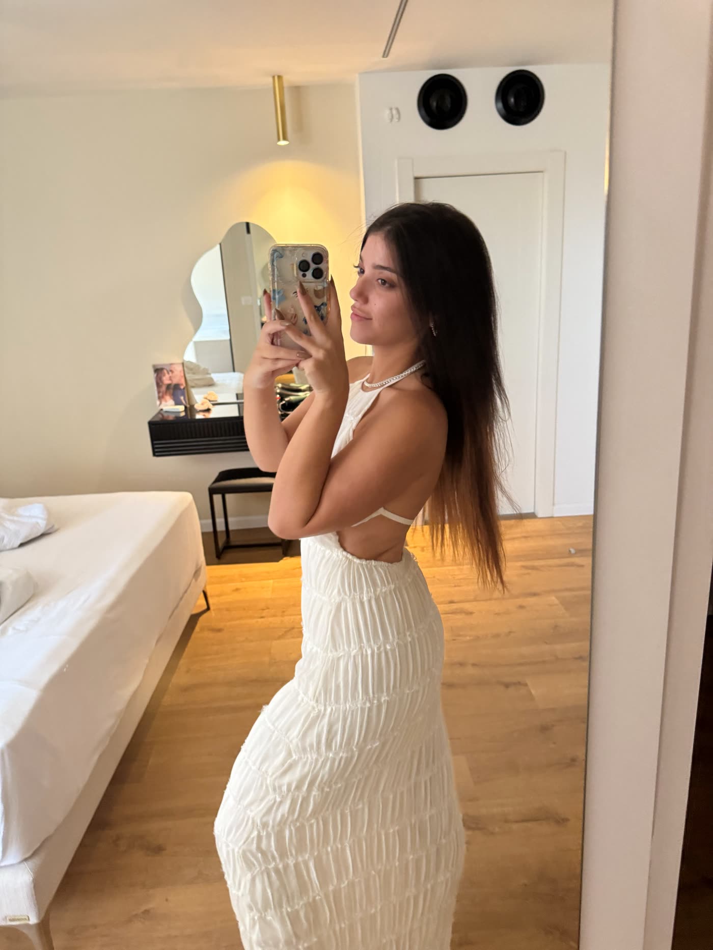 נויה לובשת את שמלת סול הלבנה של CHIC LILA, מקסי קולר עם גב פתוח בגוון שמנת