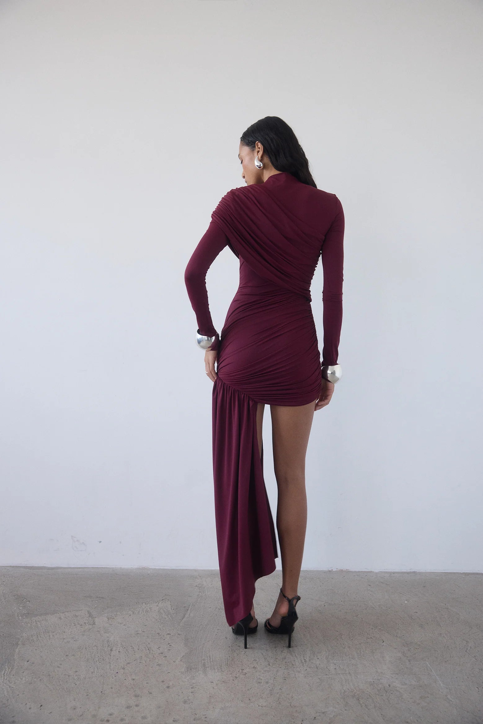 LEILA - שמלת מיני א-סימטרית קפלים שרוול ארוך דרייפ