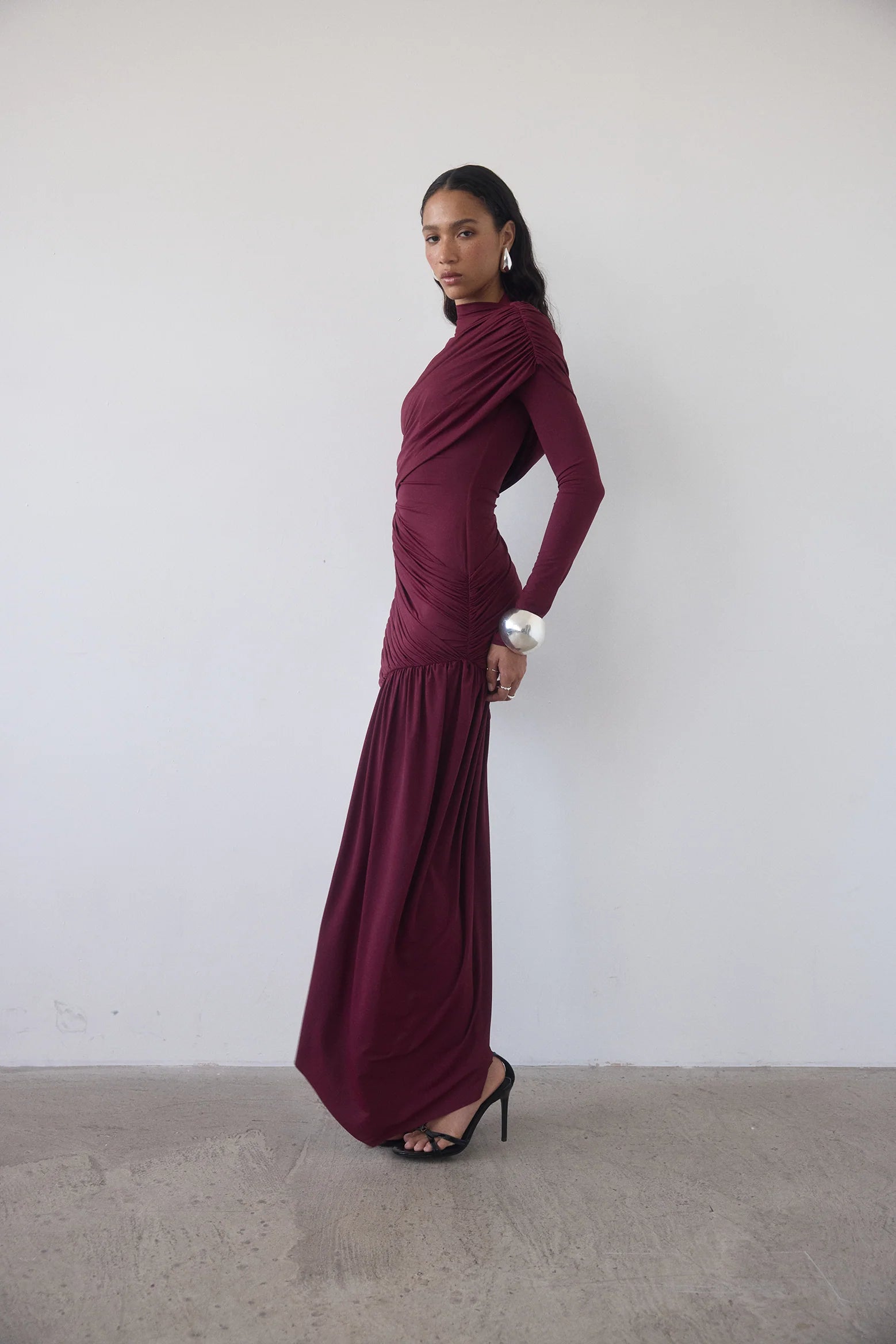 LEILA - שמלת מיני א-סימטרית קפלים שרוול ארוך דרייפ