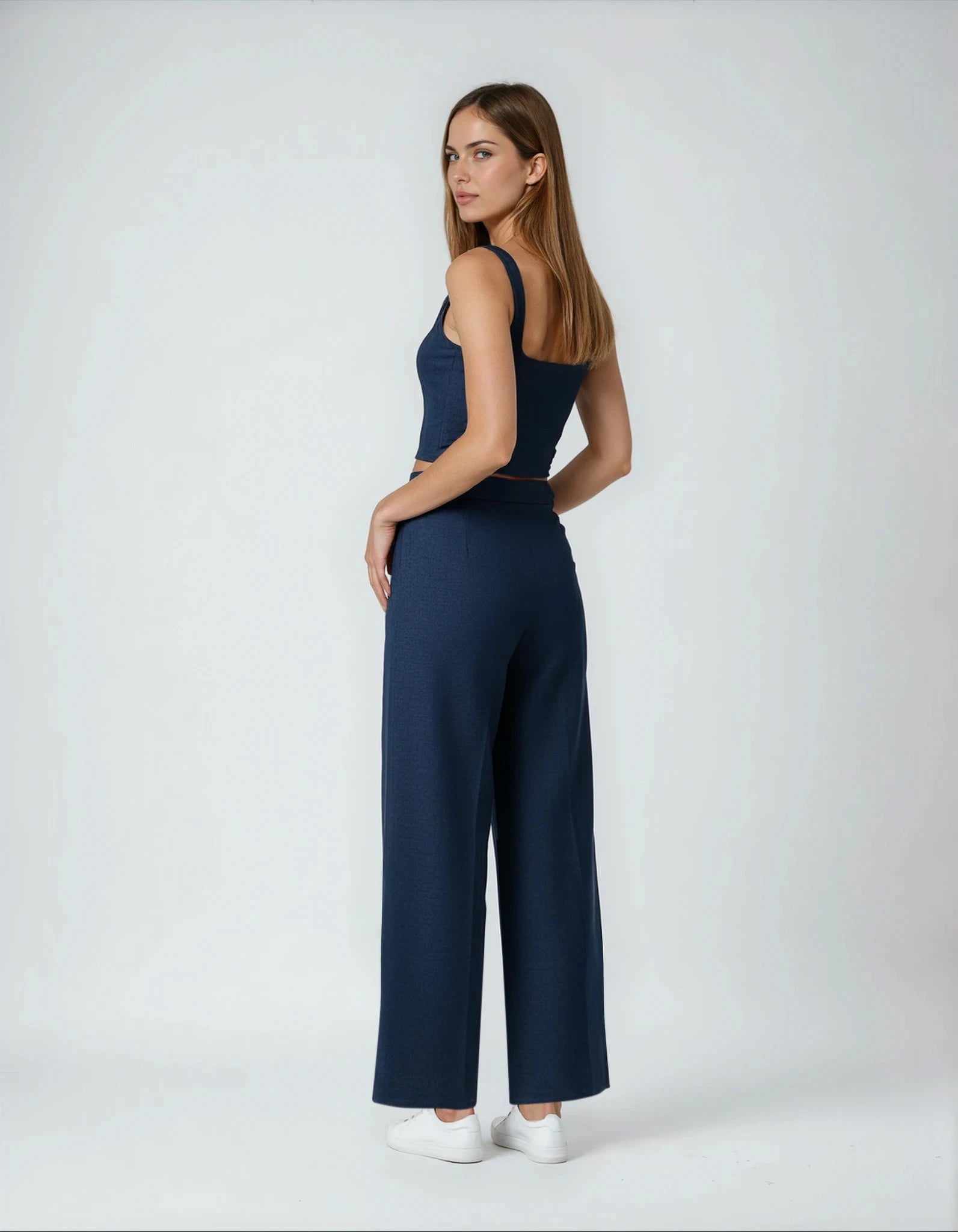 NOELLE – סט מחויט: טופ ומכנסיים מתרחבים עם חגורה