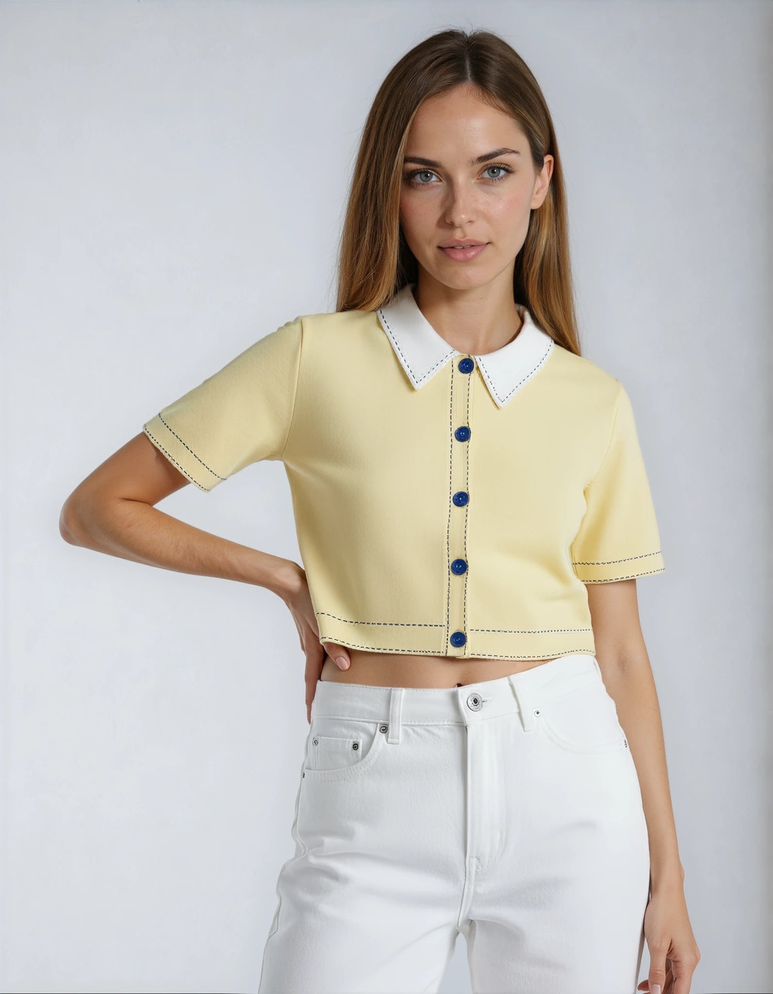 SIENNA – חולצה סרוגה קצרה עם צווארון וכפתורים בעיצוב מודרני