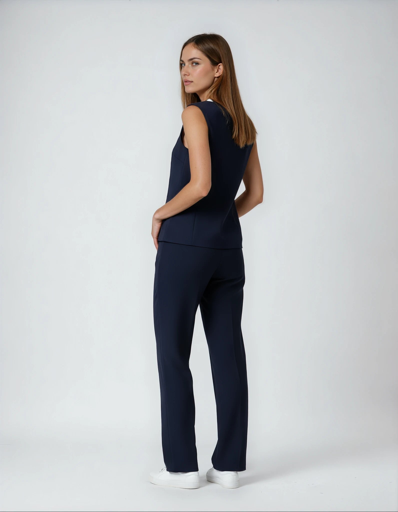 SORA – סט מחויט: וסט עם כפתורים כפולים ומכנסיים ישרים בנייבי