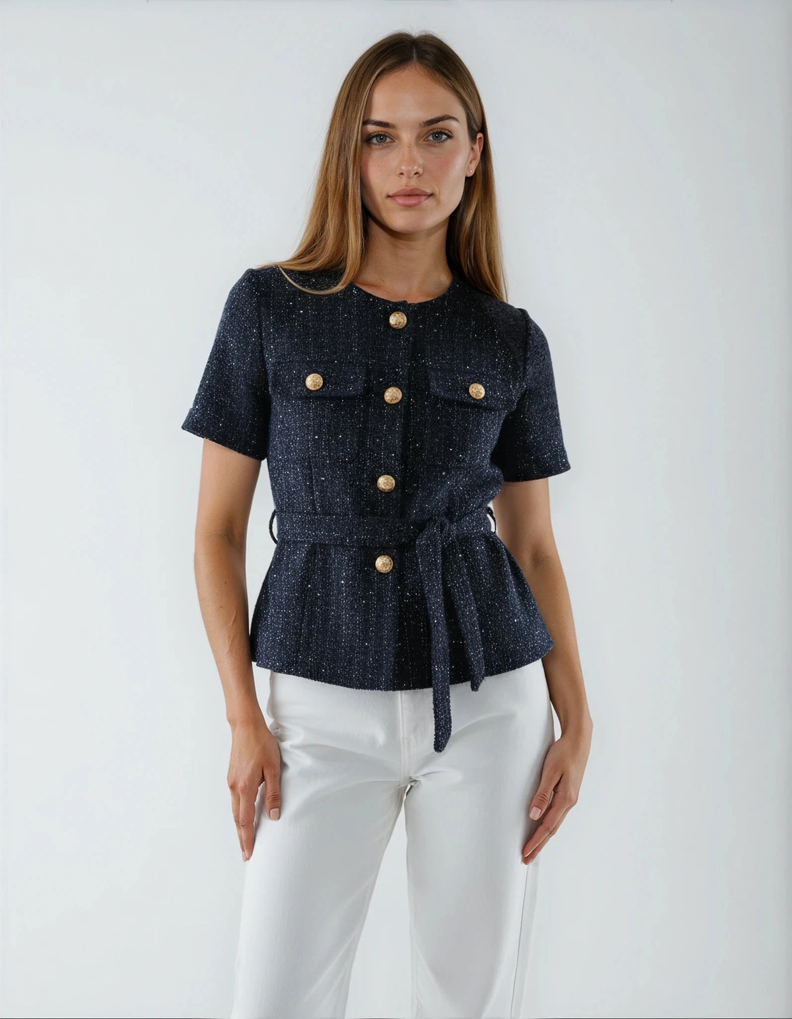 LUMI – חולצה אלגנטית עם חגורה וכפתורים זהב בכחול נייבי