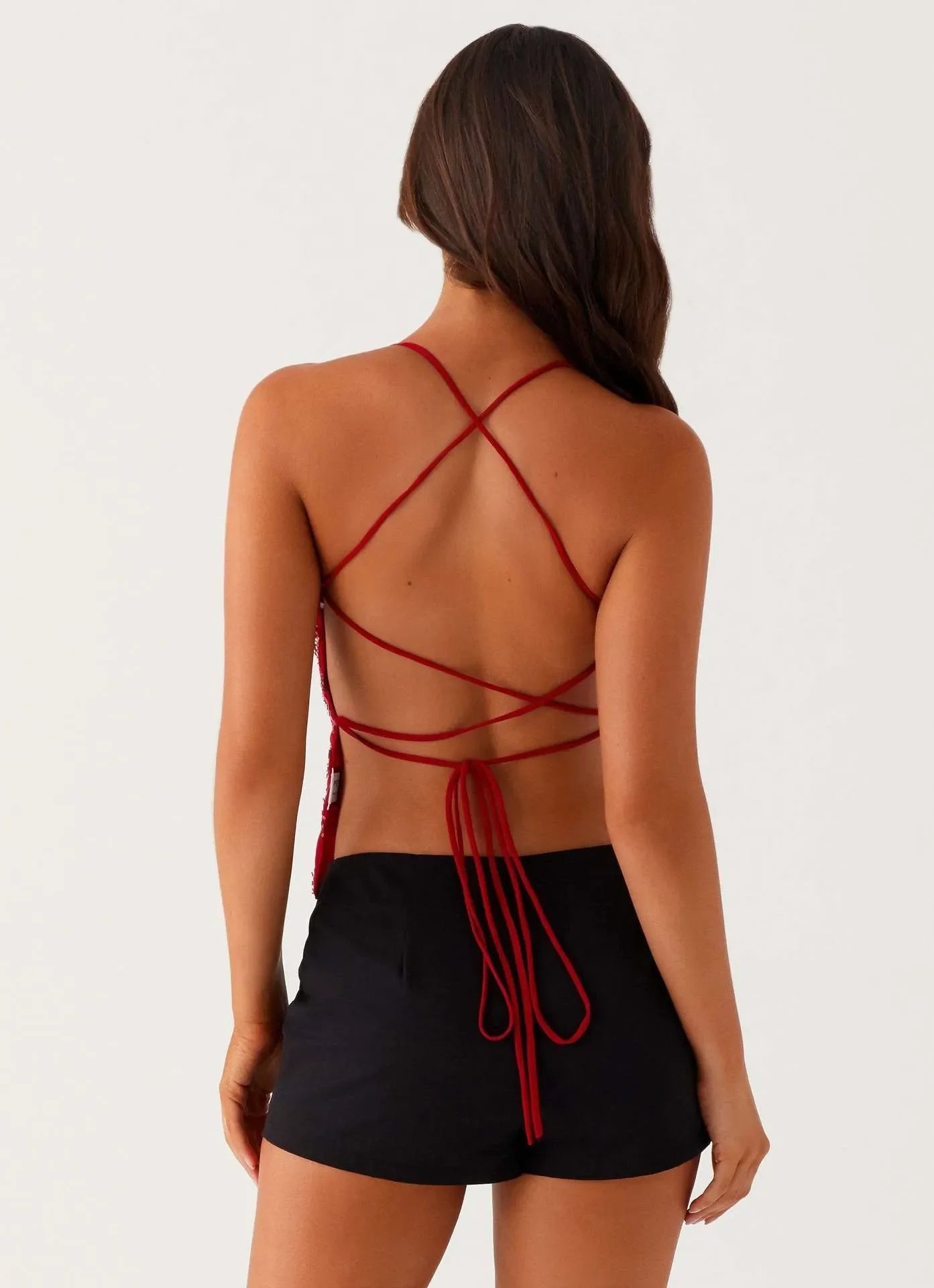 VALENTINA – גופיית Slim Fit רקומה עם כתפיות מוצלבות