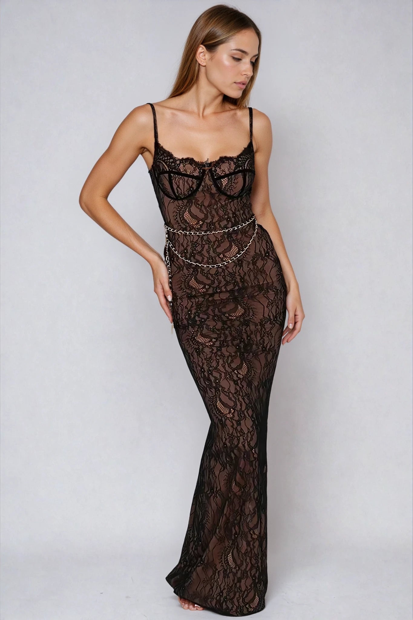 SELENE – שמלת תחרה מקסי עם גב פתוח ורצועות דקות