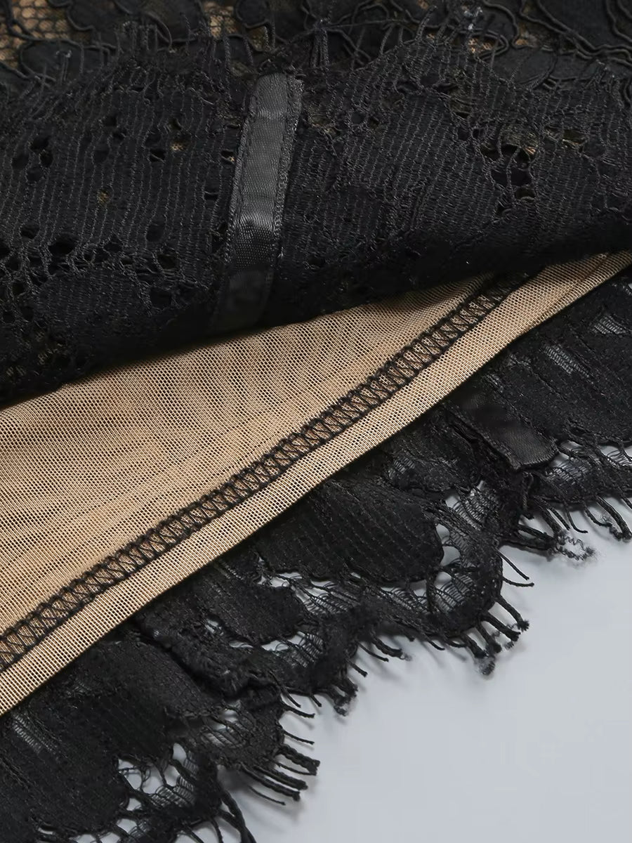 CLAIRE – שמלת תחרה מחטבת באורך מידי עם כתפיות דקות