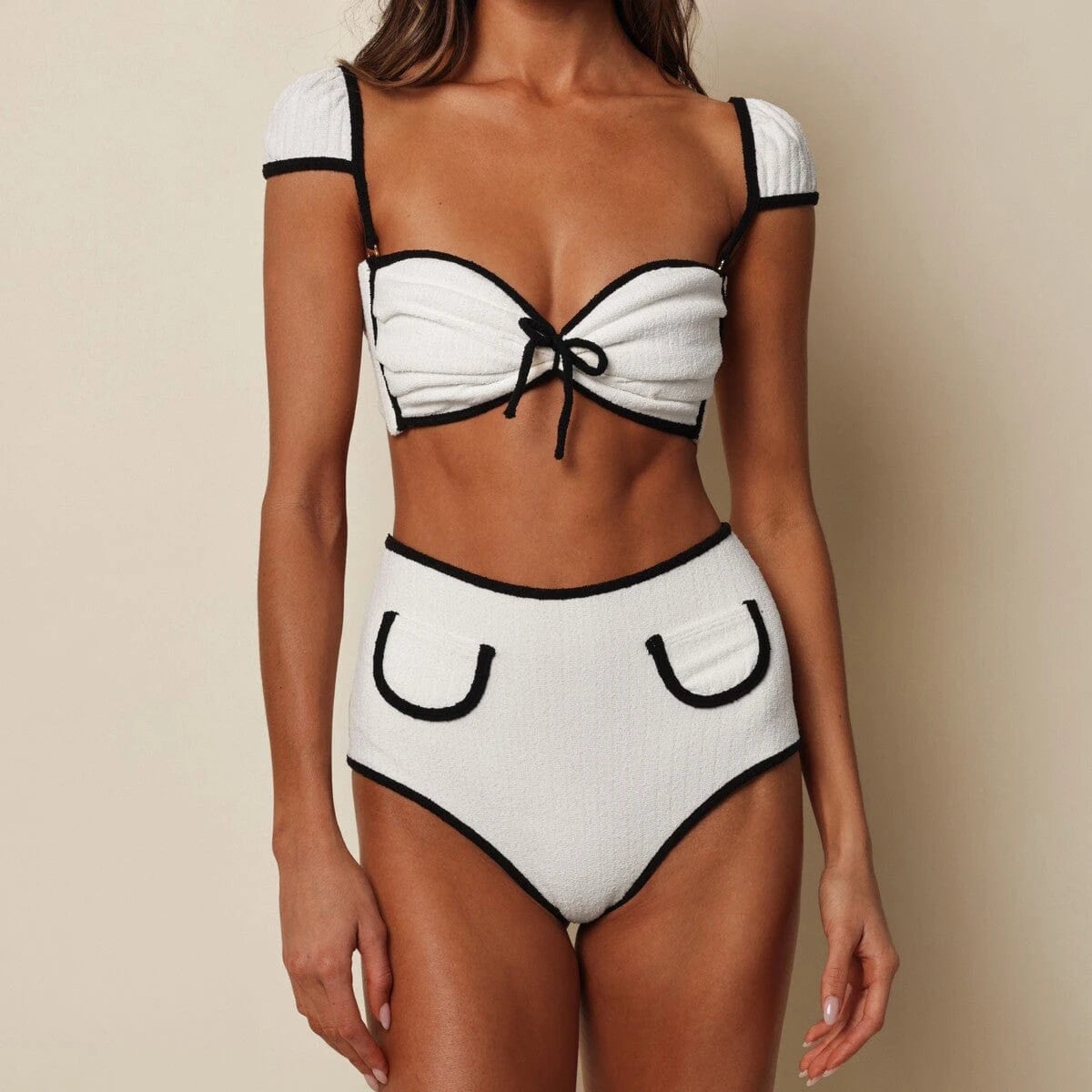 MILA – סט ביקיני בגזרה גבוהה עם עיטורים שחורים