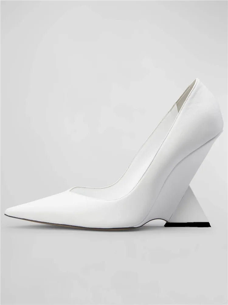 LUNA - נעלי עקב נמוך עם עקב מעוצב בוהן מחודדת