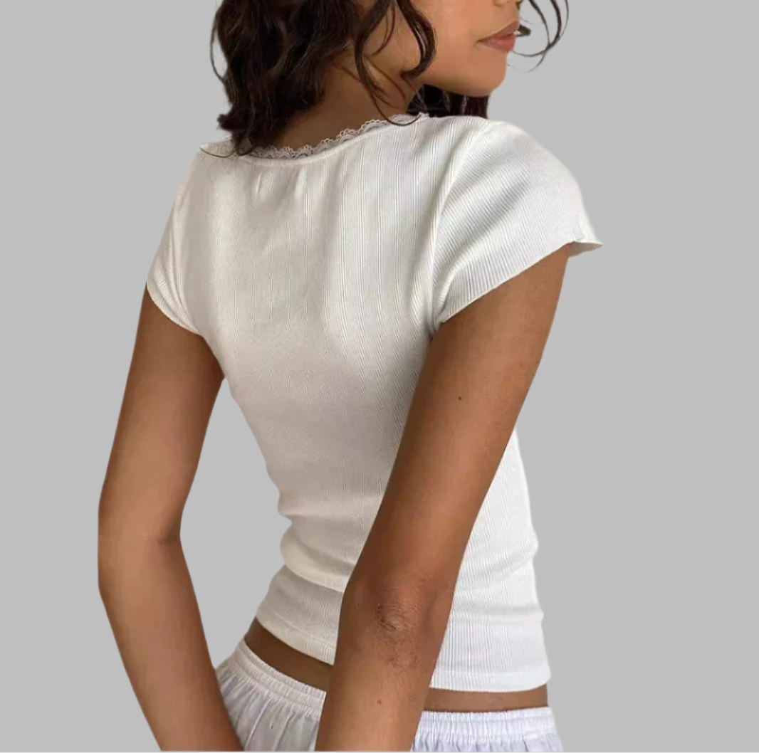 LIVIA – טי־שירט בייבי מחטבת עם תחרה וגזרת מרובע
