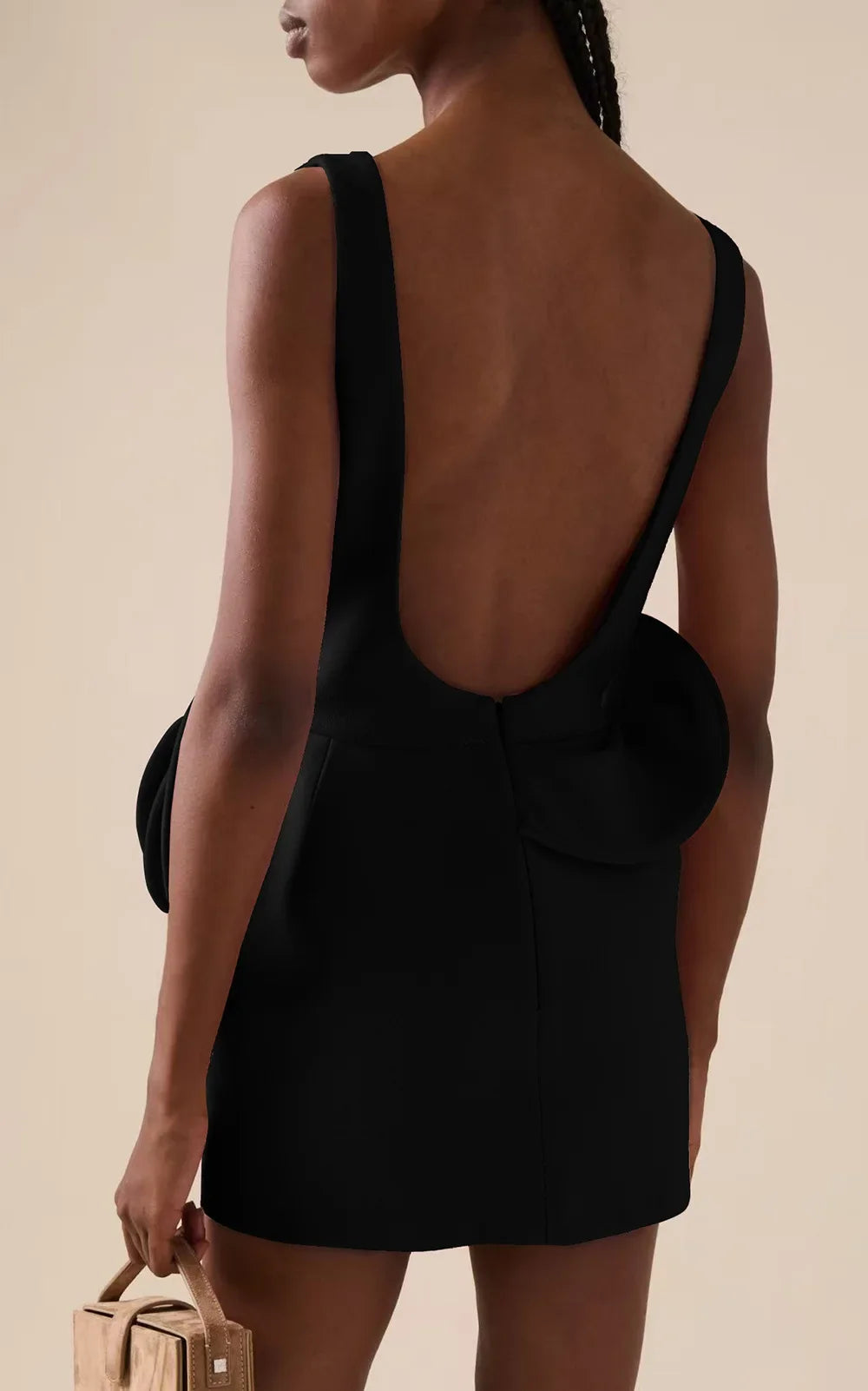 PEARL - שמלת מיני גב חשוף קשת דקורטיבית ללא שרוולים