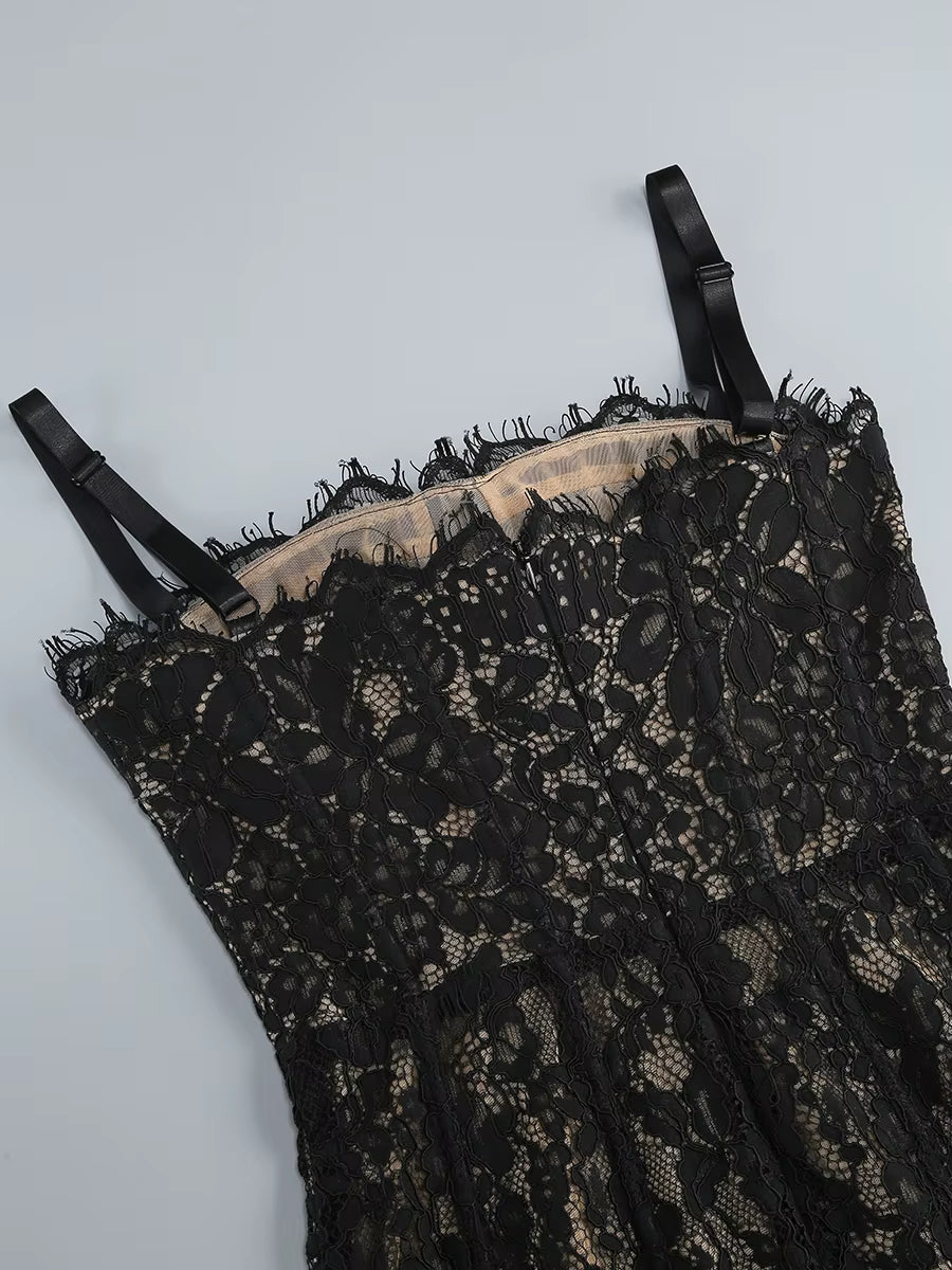 CLAIRE – שמלת תחרה מחטבת באורך מידי עם כתפיות דקות