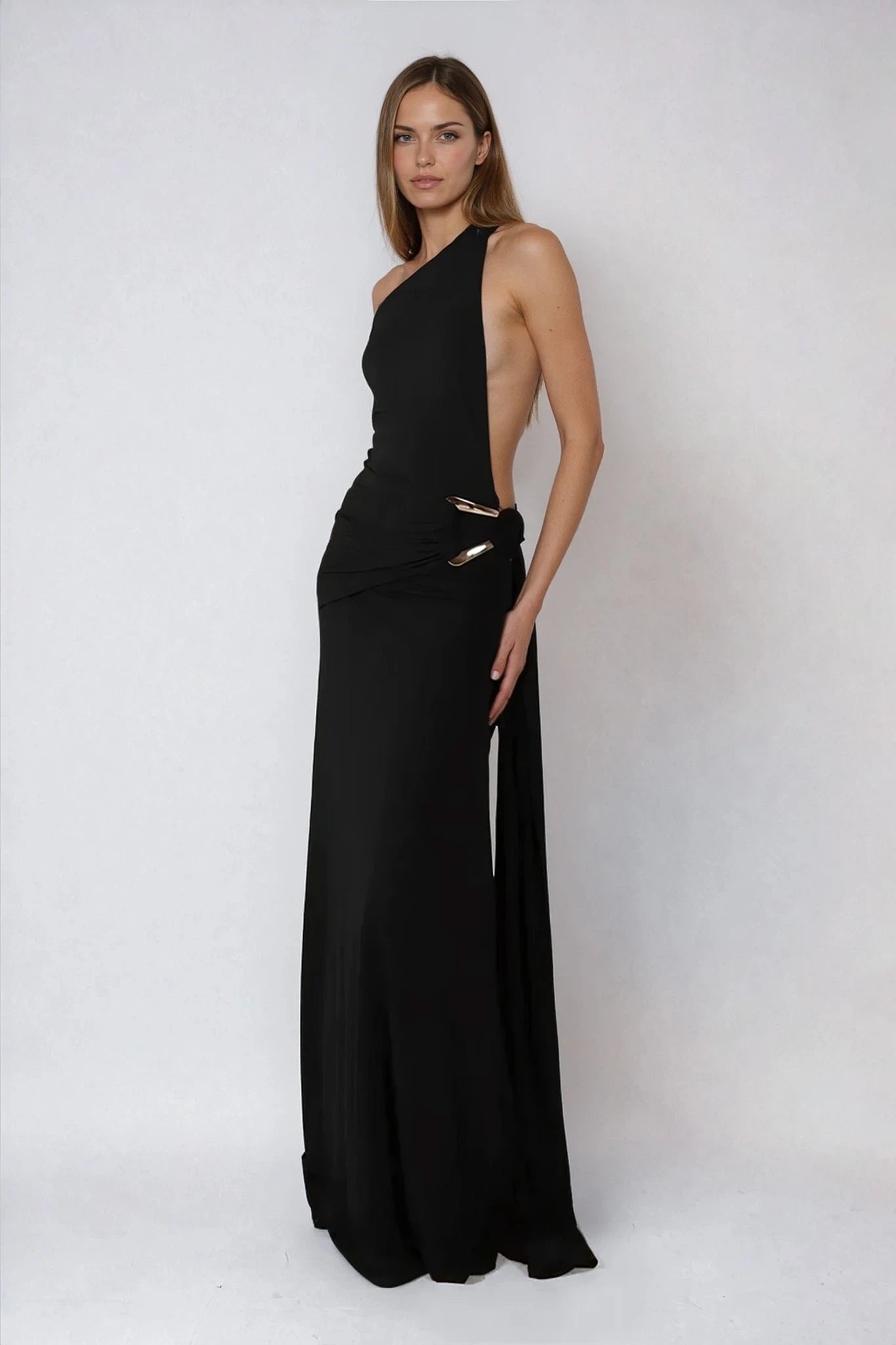 AMELIE – שמלת מקסי א-סימטרית עם כתף אחת, גב פתוח ושסע אלגנטי