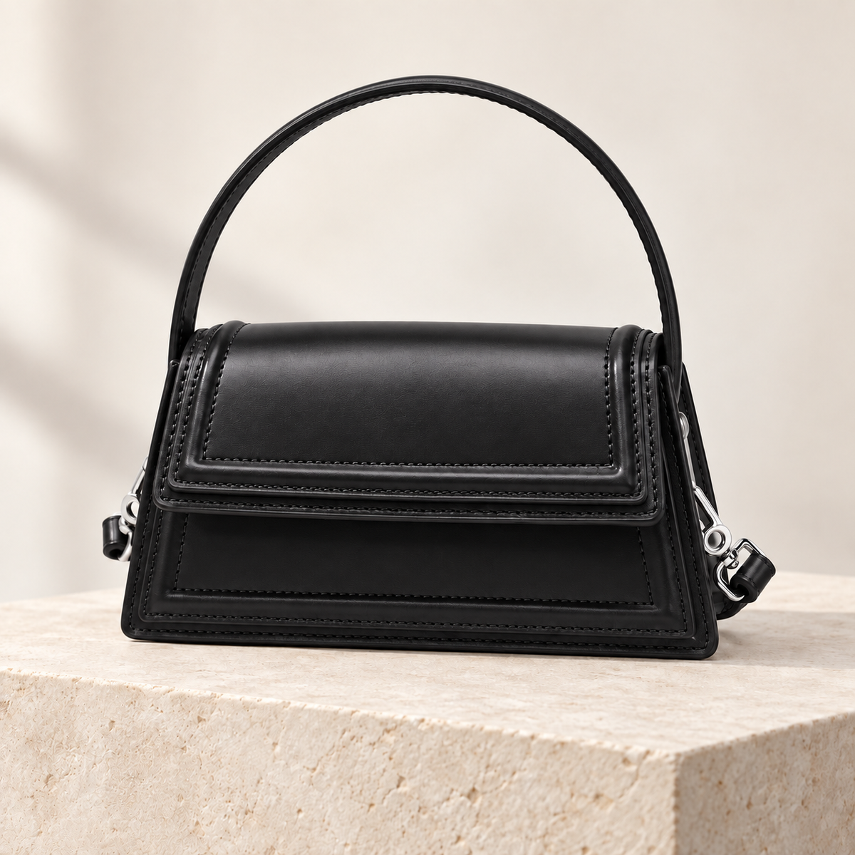 תיק עלמה | תיק יד קטן עם כיסוי מדורג - שחור